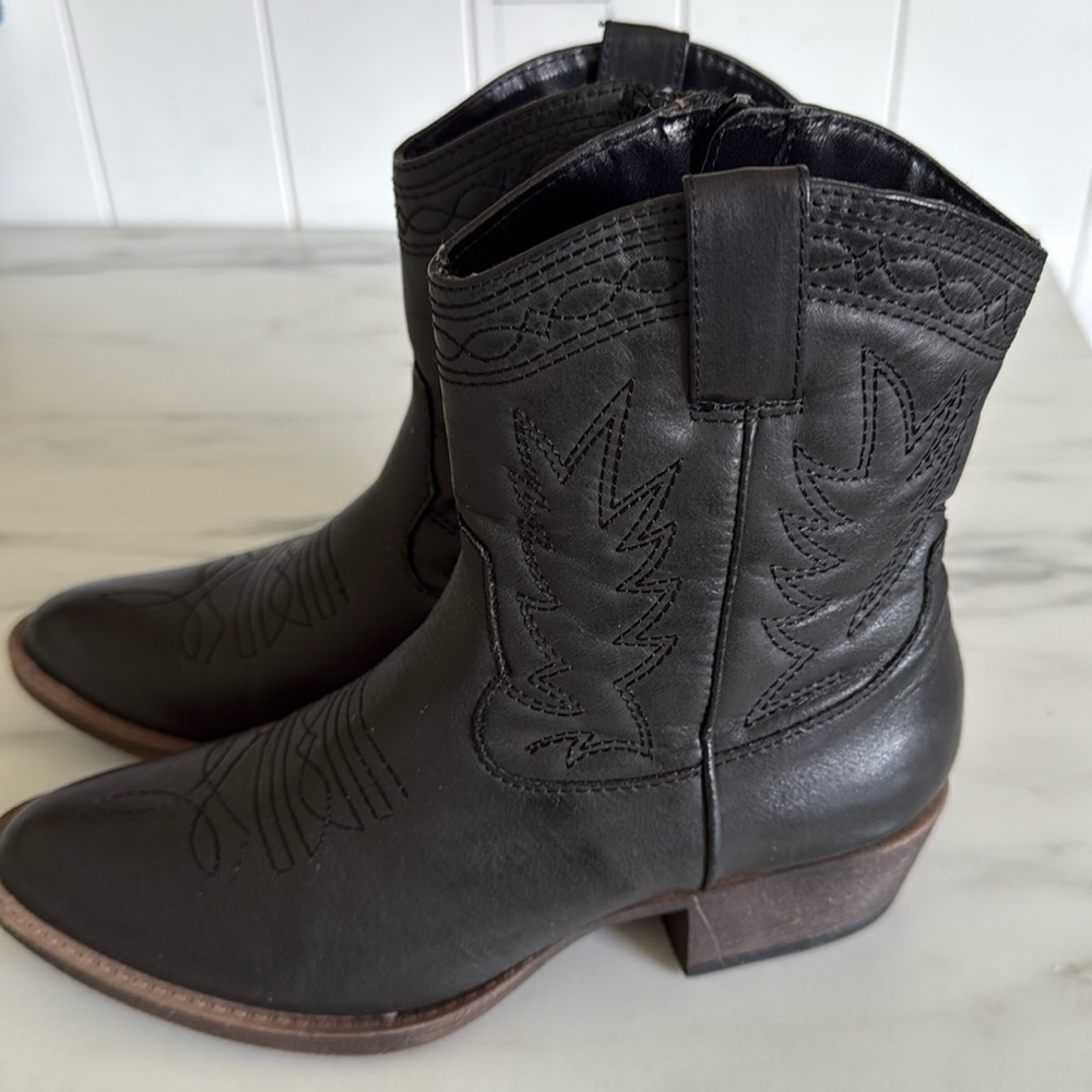 Coconuts by Matisse PLATINO Women's Vegan Ranch Ankle Boot US 7 EUC worn once